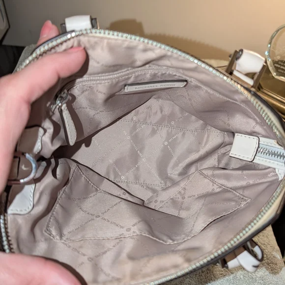 Michael Kors White Leather Handbag - Picture 5 of 11